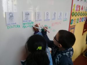 Lee más sobre el artículo Niños del KINDER B Practicando la escritura y conociendo los oficios